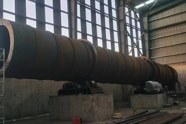 礦石烘干機(jī)滾筒吊車安裝現(xiàn)場 礦石烘干機(jī)滾筒吊車安裝現(xiàn)場